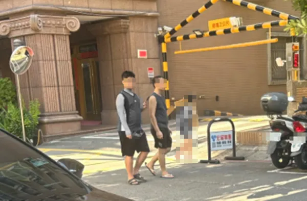 新北市三重一名女童遭父親以羞辱方式進行不當管教，身上掛著寫有「小偷」、「畜生」等字樣的紙板，在2名男性家人監督下赤腳被逼往人多地點遊走示眾。（圖／翻攝自Threads）