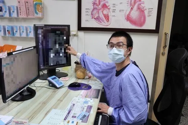 員榮醫院腎臟科王奕中醫師解釋如何在24小時內搶救91歲老阿嬤。(圖/員榮醫院)