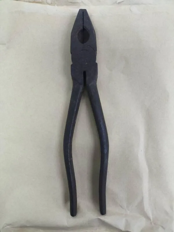 經了解婦人揮舞工具為電工鐵鉗。(圖/鐵警局高雄分局提供)