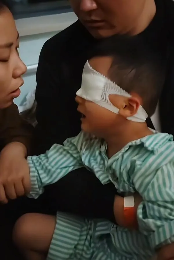 5歲陸童遭同學戳傷眼球，幼師「塗豬油」致感染失明。（圖／翻攝微博）
