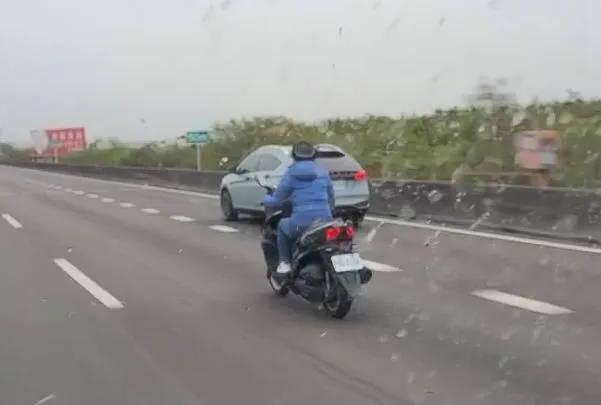 該名男子騎車闖國道畫面。（圖／翻攝yfs.12_的Threads，經授權使用）