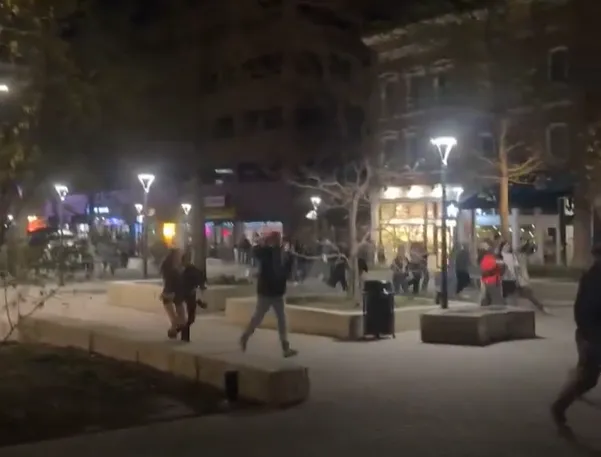 美愛荷華大學附近的酒吧徒步街19日凌晨發生男子鬥毆事件，事態疑似進一步發展成槍擊，現場民眾四散逃生。（圖／翻攝自社群平台X）