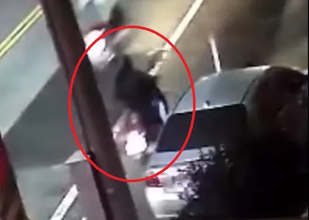 騎士砸完之後,騎上機車逕自離去,警方目前已掌握嫌疑人身分進行調查。(圖/翻攝自黑豪家族)