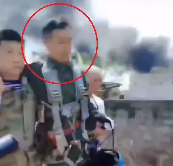 有民眾拍到成功跳傘逃生的解放軍飛行員在旁人攙扶下離開。（圖／翻攝微博）