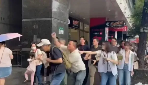 平頭青年毆打老人,驚嚇目擊的小女孩與媽媽。(圖/翻攝臉書)