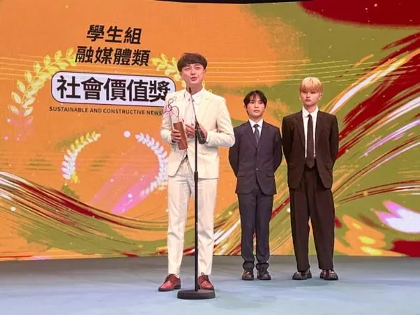 世新大學新聞系、廣電系等團隊在平面類、融媒體類及音頻類囊括3項社會價值獎，圖為融媒體類得獎團隊。（圖／世新大學提供）