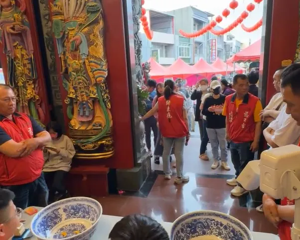 慈天宮門外人山人海。（圖／翻攝自Facebook@歸來慈天宮）