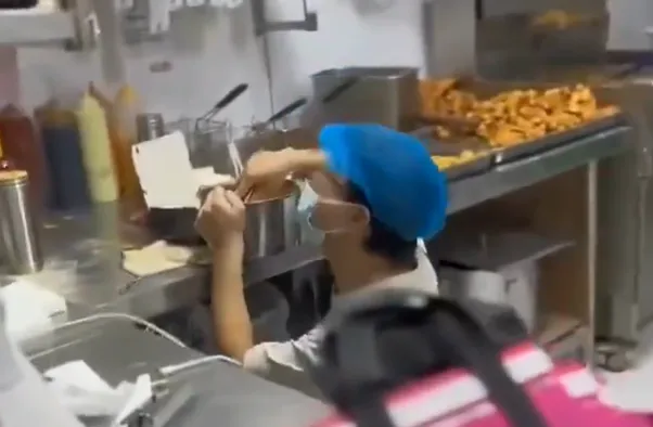 深圳炸雞店爆單釀悲劇！新手員工一人扛全場，哭到呼吸鹼中毒倒地抽搐。（圖／ 翻攝自X@youguqi2023）