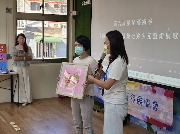 心路基金會愛重中心小畫家和組長分享畫作。(圖/社團法人希望共好發展協會提供)