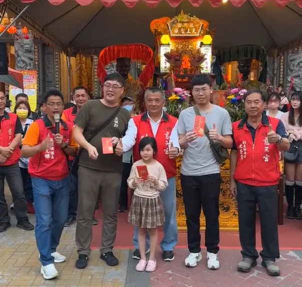 屏東市歸來慈天宮今年17日大年初一至18日初二舉辦春節擲筊大賽，送出各種獎品。（圖／翻攝自Facebook@歸來慈天宮）