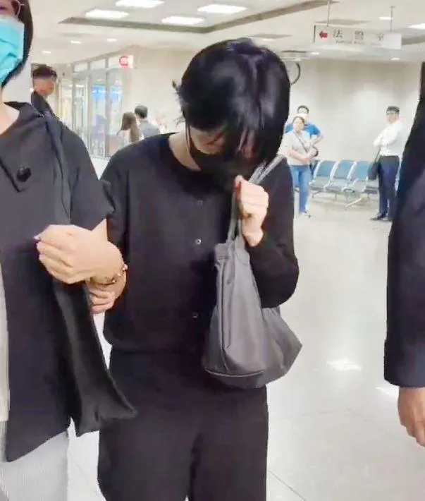 劉純妤把之前造型全改，以短髮阿姨的造型出庭。（圖／中天新聞）