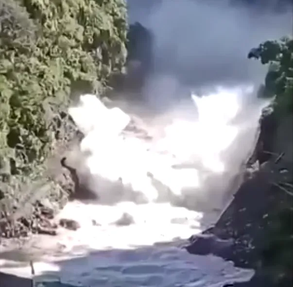 目擊者拍下山洪沖破尼泊爾與中國大陸交界處1處正在興建的水力發電廠。（圖／路透）