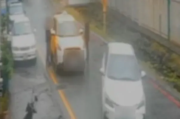 女子搭計程車遭3名男子攔停，並搶走隨身350萬現金。（圖／翻攝畫面）