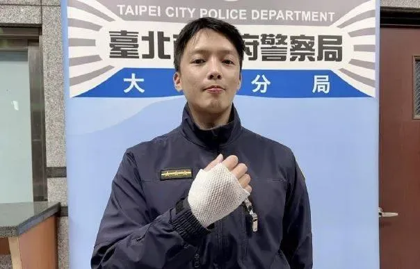 員警不慎被柴犬咬傷。（圖／翻攝畫面）