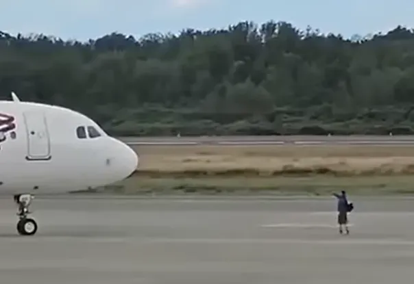 智利的El Tepual國際機場日前發生29歲男子因錯過班機,竟異想天開到停機坪直接「攔飛機」的離譜事件。(圖/翻攝自Facebook@Terremoto en Talcahuano)