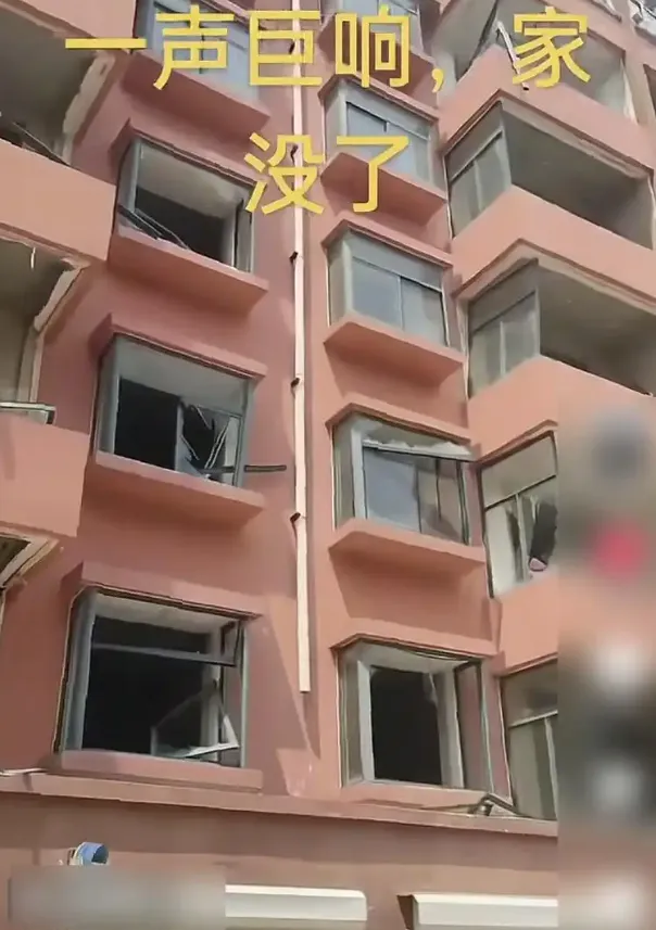 有民眾稱爆炸導致附近住宅窗戶掉落,嚴重受損。(圖/翻攝《極目新聞》)