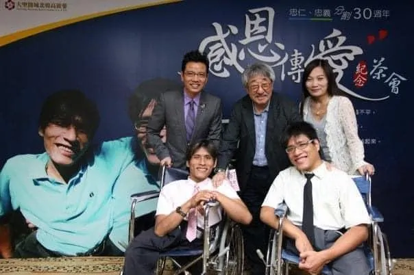 台灣首對成功分割的連體嬰兄弟檔忠仁忠義,哥哥忠仁於2019年因腦溢血辭世,弟弟忠義目前也飽受病痛之苦。(圖/翻攝自張中義臉書)
