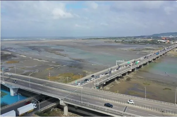 預估首日台61線竹港大橋南下壅塞車潮。(圖/交通部公路局提供)