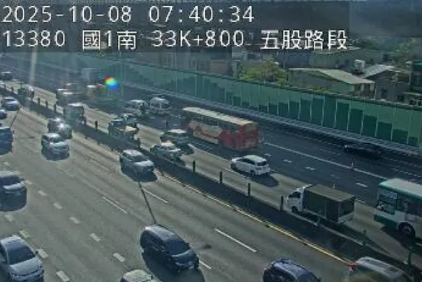 國道發生追撞事故，占用中線車道。（圖／高速公路1968）