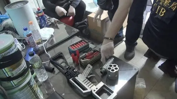 台中市警方在南投縣魚池鄉查獲一把左輪霰彈槍。（圖／警方提供，下同）