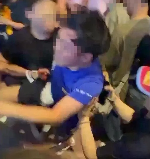 衝突場面火爆，現場一度傳出尖叫聲並有人高喊「不要打架」。（圖／翻攝sw201710的Threads，經授權使用）