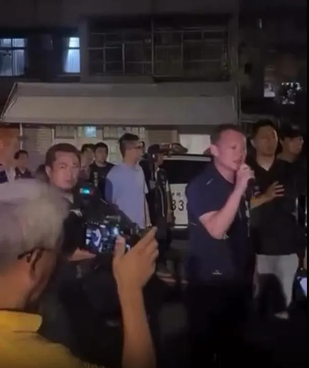中壢分局長林鼎泰親上火線，要求抗議群眾離開。（圖／翻攝pppig_17888的Threads）