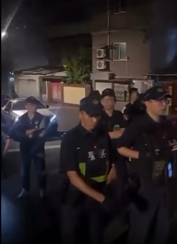大批警力嚴陣以待。（圖／翻攝pppig_17888的Threads）