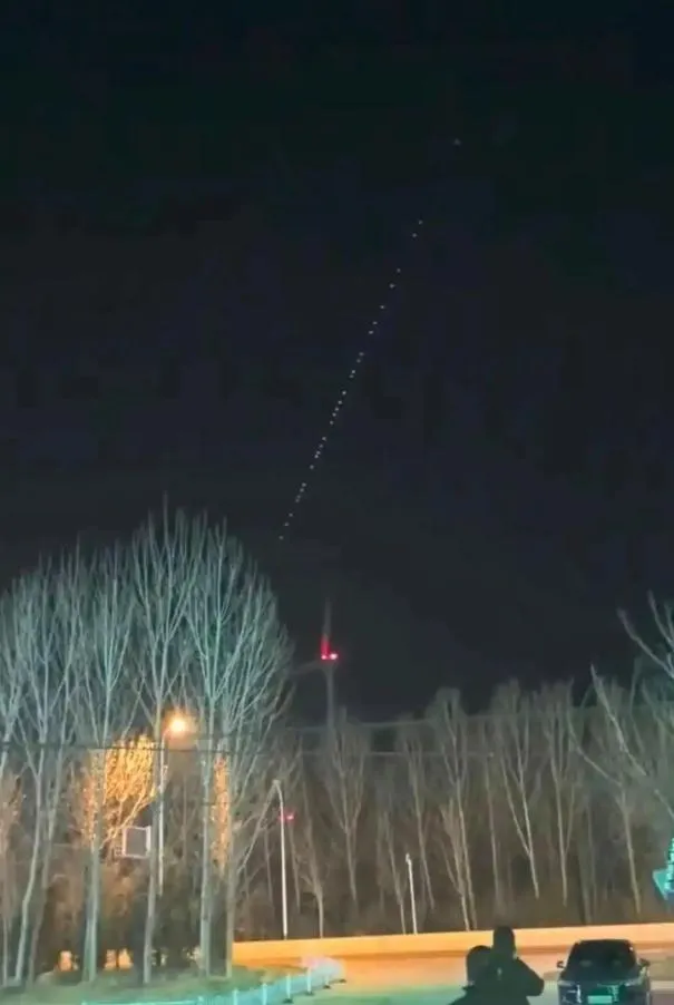 河南多地夜空驚現成串「神秘光點」。（圖／翻攝大河報）