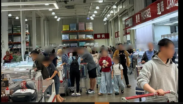 兒童節前夕,好市多出現採購人潮。(圖/臉書社團「Costco好市多 商品經驗老實說」)