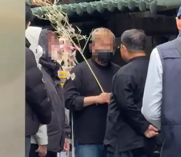 張婦兒子拿著招魂幡希望早點帶媽媽的魂魄回家。（圖／中天新聞）