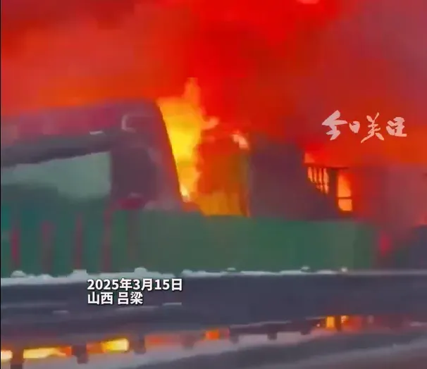 有民眾經過拍下現場火光沖天伴隨濃濃黑煙，大火一發不可收拾。（圖／翻攝自微博）