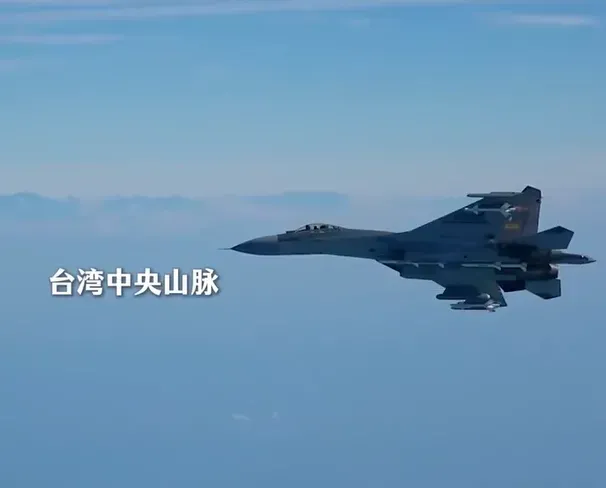 大陸官媒《央視》2日晚間釋出共機與中央山脈同框畫面。(圖/翻攝自微博@央視新聞)