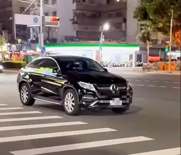 高雄三民區發生民眾駕駛賓士無視標語,違停在路口還下車的離譜事件。(圖/翻攝自社會事新聞影音)