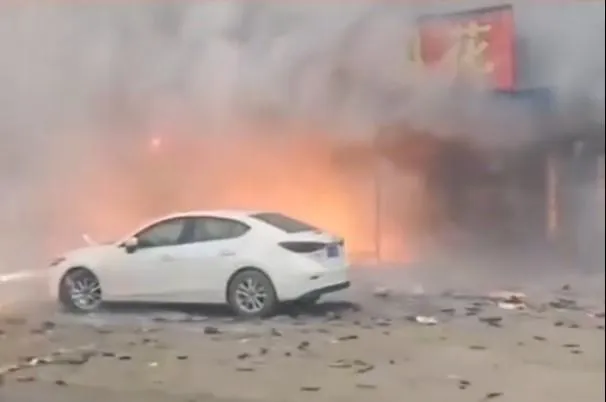 湖北爆竹店起火致12死，含5名未成年人。（圖／翻攝微博）