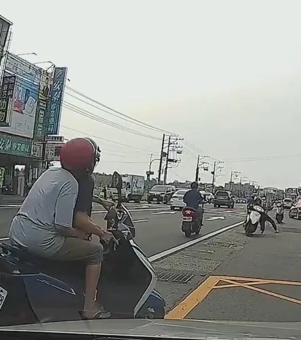 男子第一次車禍起身時，竟誤觸油門被拖著暴衝。（圖／翻攝Threads，經原po授權）