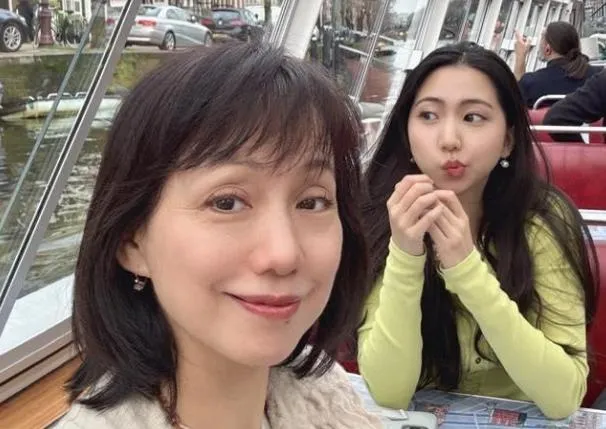 蔡幸娟女兒Amanda(謝方易)因活躍在社群平台分享豪奢生活,意外爆紅。(圖/翻攝蔡幸娟中國娃娃歡樂營 臉書)