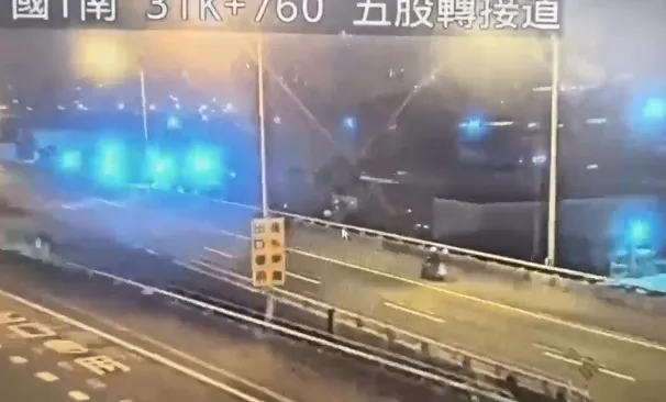 國道1號新北路段發生墜橋事故,24歲陳男送醫搶救仍不治。(圖/警方提供)