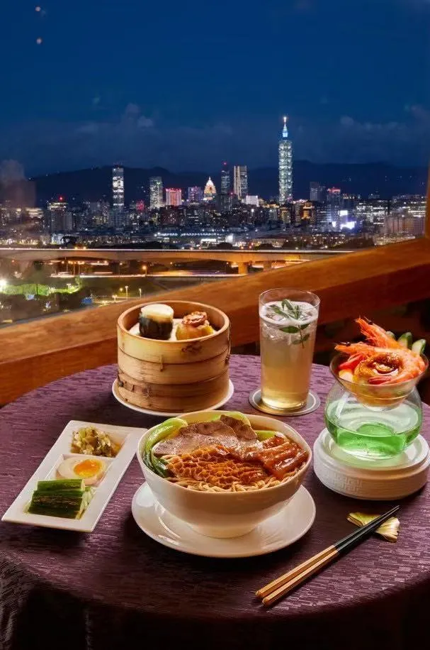 入住台北圓山大飯店可享全台唯一五星級宵夜,搭配覓到by吧沐酒吧限定調酒,品嚐國宴主廚精心打造的豪華宵夜,開啟台北地標級的夜饗食光。(圖/圓山大飯店提供)
