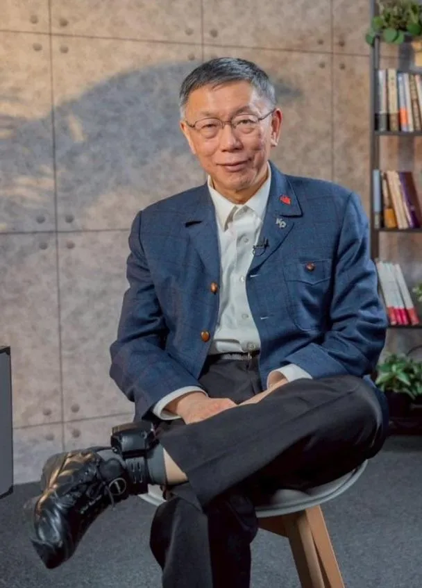 民眾黨前主席柯文哲原本戴電子腳鐶進行科技監控。（圖／蔡正元臉書）