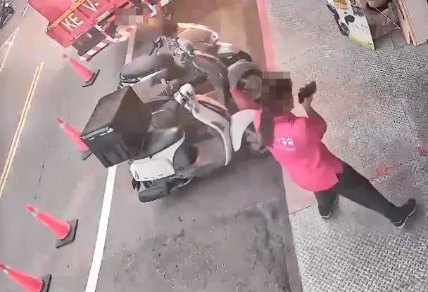 吊車進行招牌更換誤觸高壓電起火。（圖／翻攝畫面）