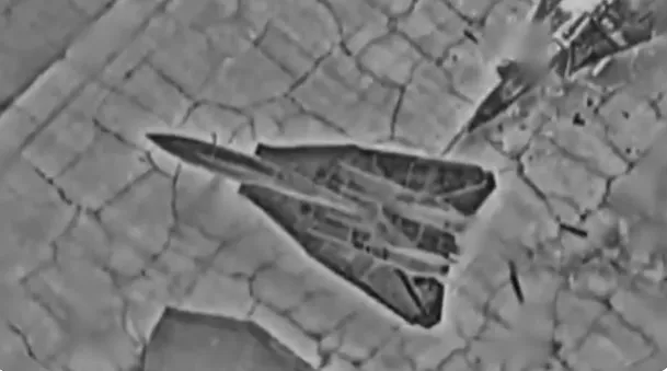 以軍摧毀伊朗的F-14戰機。(圖/翻攝X@IDF)
