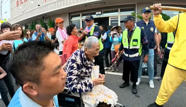 老翁坐在輪椅上向媽祖祈福。（圖／翻攝自白沙屯媽祖網路電視台）