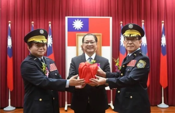 法務部長鄭銘謙（中）主持卸、新任矯正署長周輝煌（左）、林憲銘（右）交接典禮。（圖／矯正署提供）