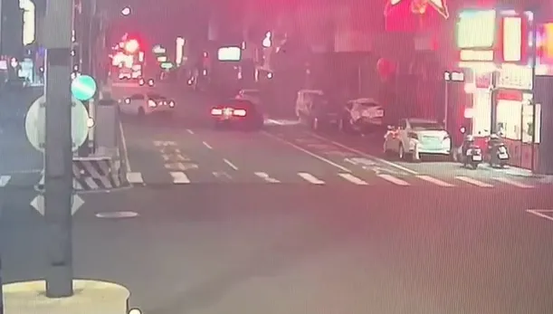 肇事駕駛棄車離開現場。（圖／警方提供）