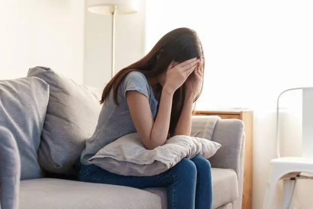 研究發現年齡大於21歲、女性、地震時身處較高樓層（高於3樓）者，有較高機率產生「地震後頭暈症候群」。（圖／Photo AC）