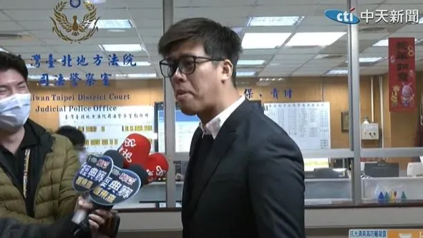 資深狗仔葛斯齊突砲轟天王周杰倫所屬的「杰威爾音樂」。(圖/中天新聞)