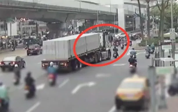 曳引車違規右轉撞上前方機車。(圖/翻攝畫面)