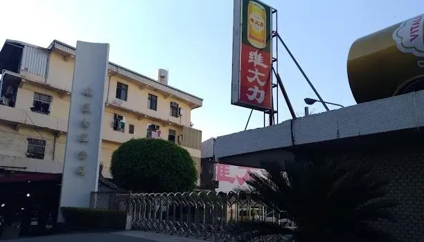 25歲剛退伍的許姓軍人在成功嶺的販賣機買了一罐知名飲料品牌維大力自產的奶茶,結果在裡面喝到一隻蟑螂。(圖/翻攝自Google maps)