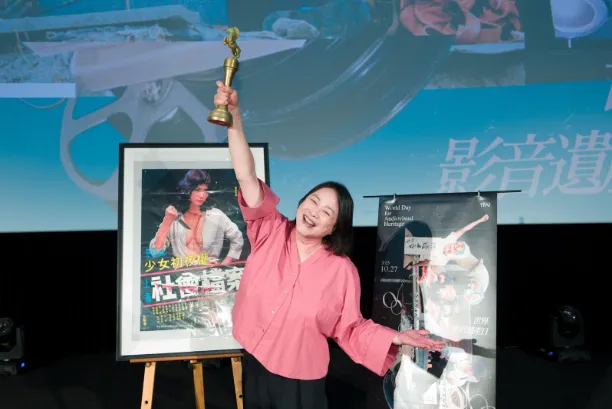 陸小芬在1981年飾演《上海社會檔案》女主角,2025年捐贈原版海報給國家影視聽中心。(圖/國家影視聽中心提供)