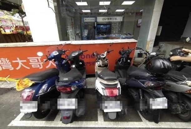 3台機車遭波及。（圖／翻攝畫面）